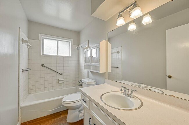 Building Photo - 1801 Laurel Oaks Dr