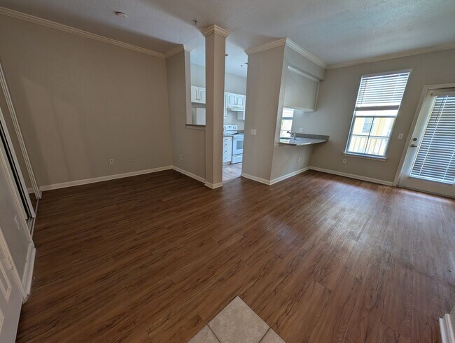 Building Photo - Great 1/1 Studio unit with wood floors and pool view patio!