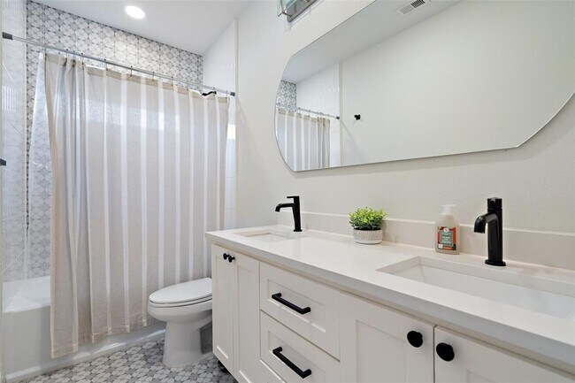 Building Photo - 3413 Blumie St