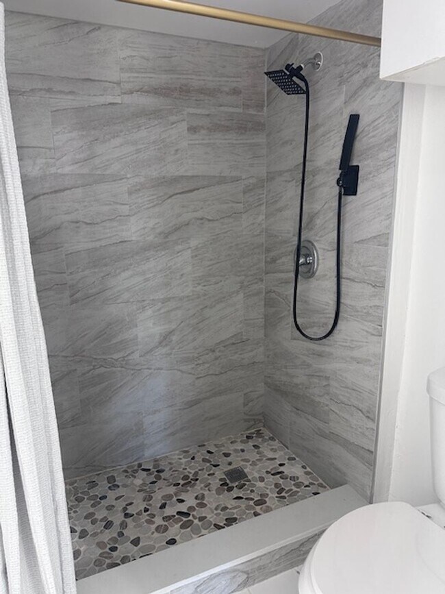 Building Photo - 2/2 Apartment for Rent at Center Gate comm...