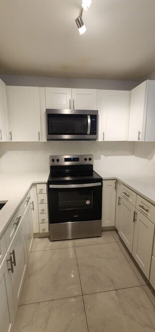 Building Photo - 394 N Laurel Dr