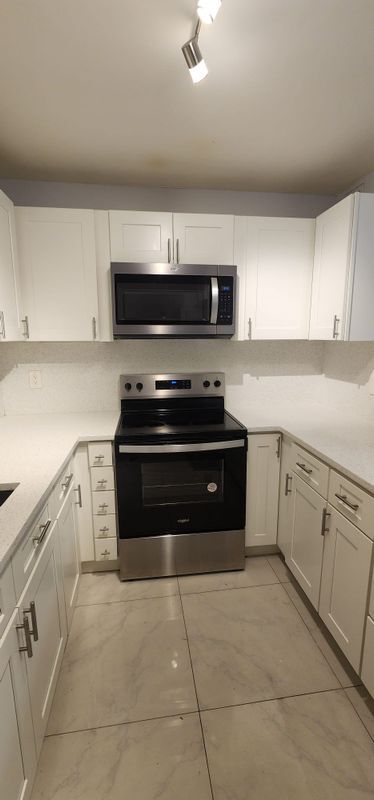 Building Photo - 394 N Laurel Dr
