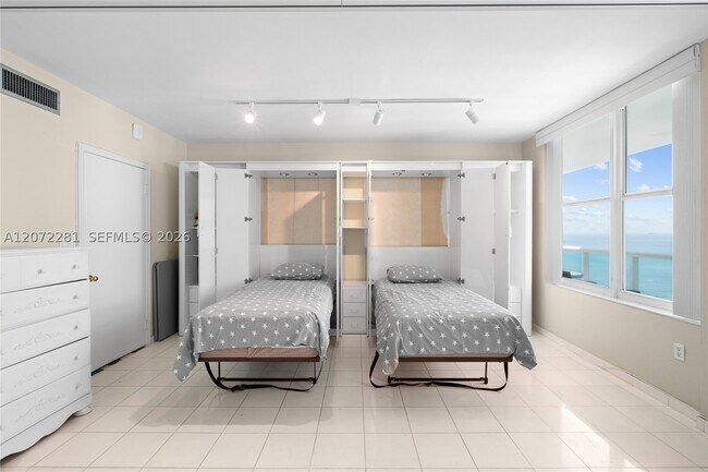 Building Photo - 5001 Collins Ave