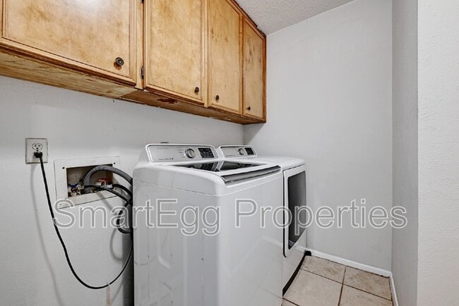 Building Photo - 1612 Broadmoor Dr