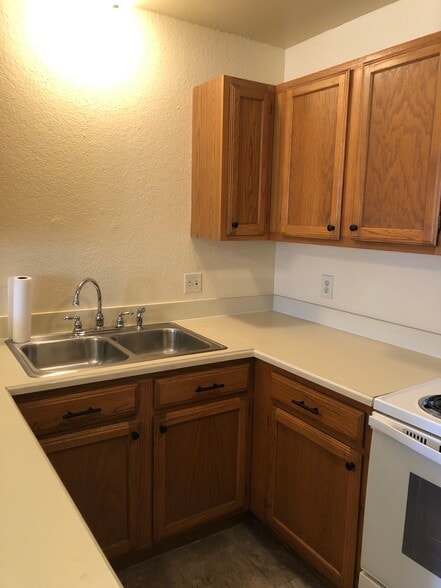 Building Photo - 9810 Walnut Ln