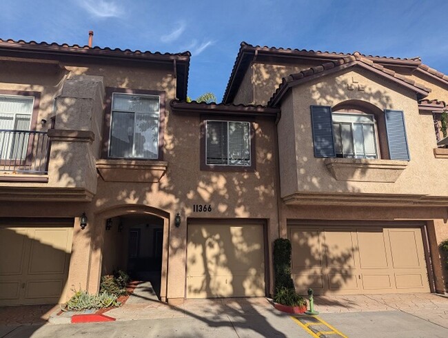 Building Photo - 2Bed 2.5 Bathroom Two Story Townhome at th...