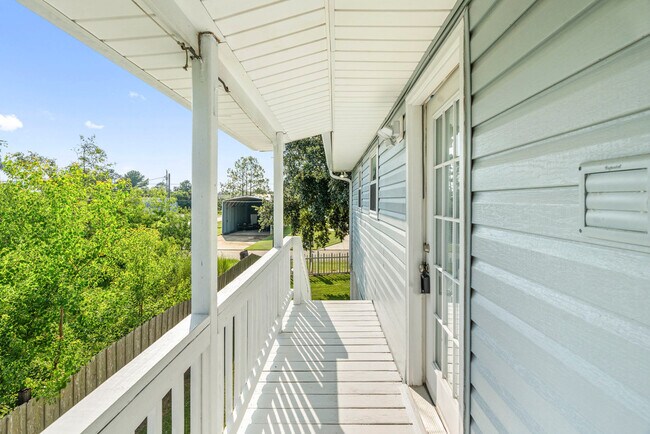 Building Photo - 806 Deer Dr