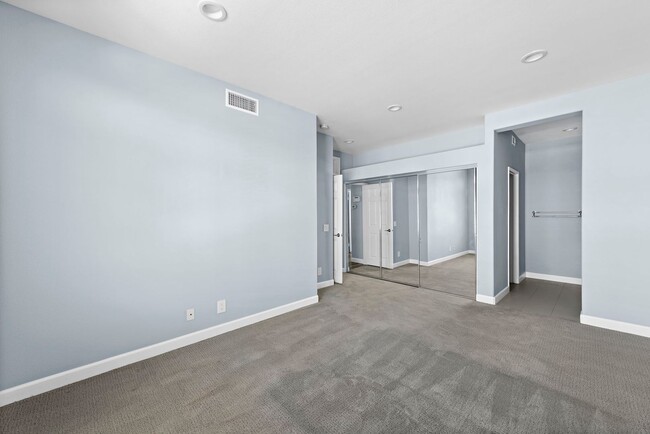 Building Photo - Remodeled Upper End Unit Available Now!