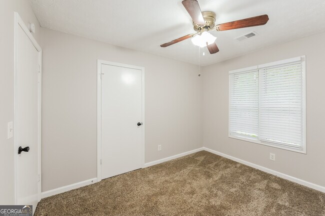 Building Photo - 129 Riverchase Dr