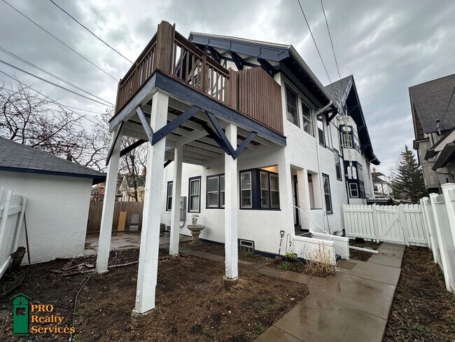 Building Photo - Gorgeous 3 Bedroom Main Level Duplex Unit