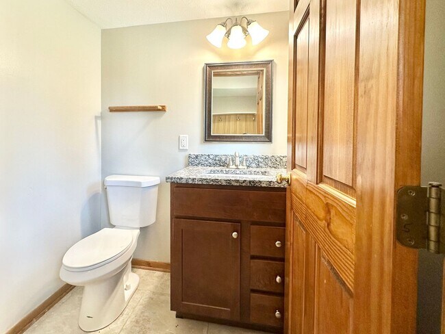 Building Photo - Desirable Mequon Home in Heart of Ville du...