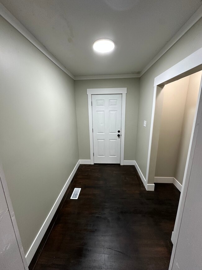 Building Photo - 16 S McGee St