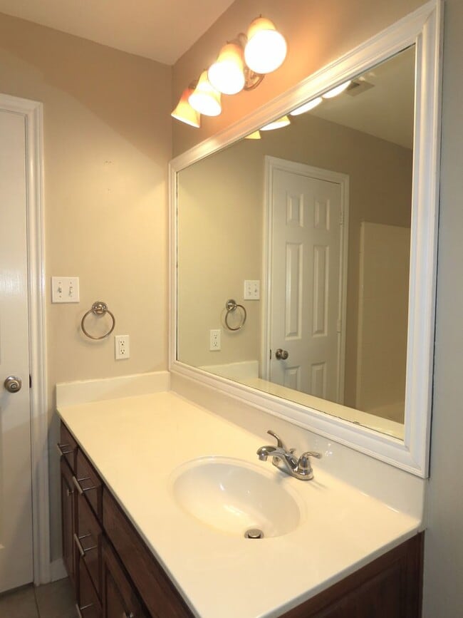 Building Photo - Gorgeous 3 Bedroom, 2 Bath Home in Flint!