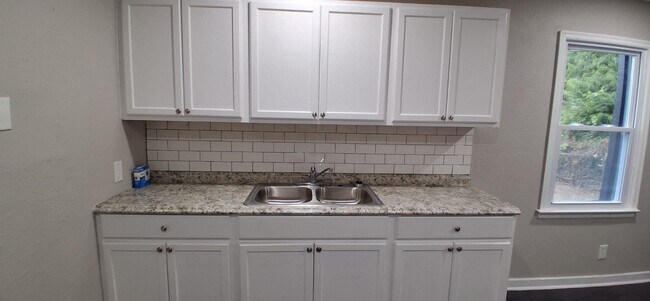 Building Photo - 2724 Henley Dr