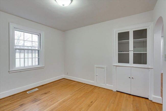 Building Photo - Charming East Ridge Rental – Spacious Yard, Updated Features & Pet-Friendly Living!