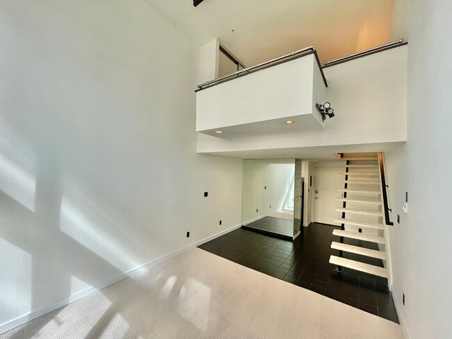 Building Photo - Beautiful Mid Century Modern Condo in Tali...