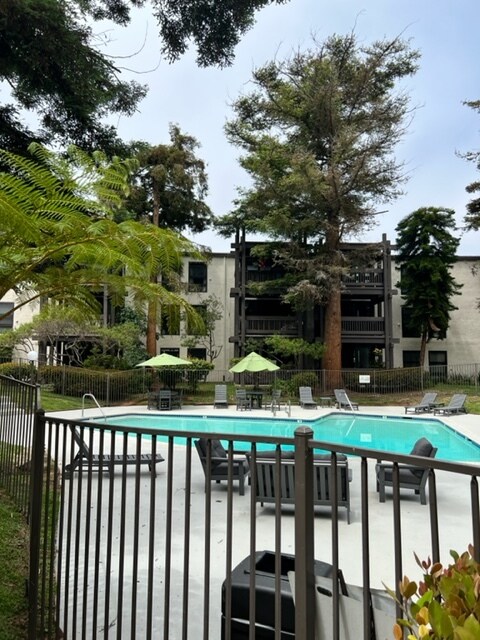 Complex Grounds - 7740 Redlands St