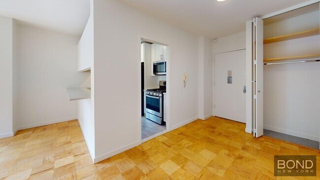 Building Photo - 247 W 87th St