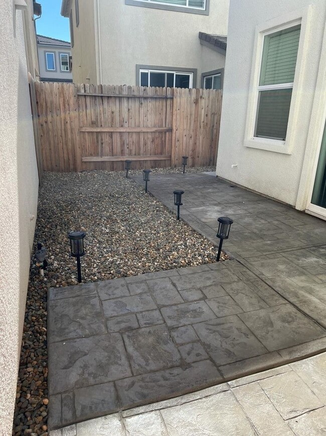 Building Photo - BEAUTIFUL SOLAR  2 STORY HOME IN NATOMS! 4...