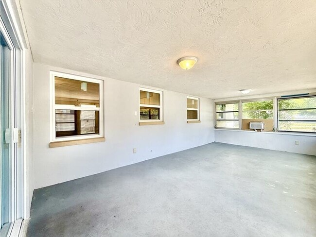 Building Photo - 1501 S Hillcrest Ave
