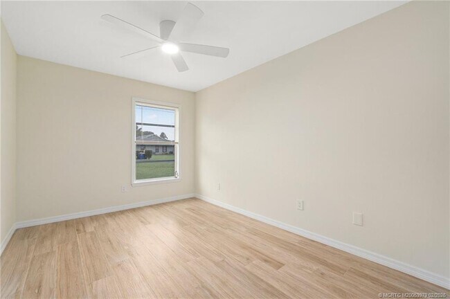 Building Photo - 4047 NW Cinnamon Tree Cir