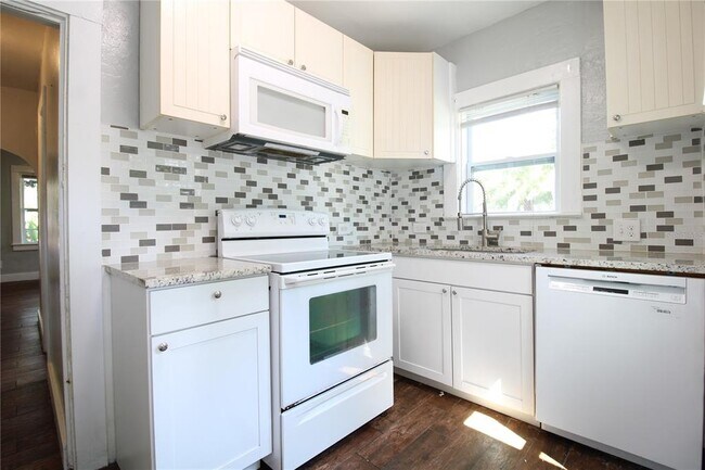 Building Photo - 725 Putnam Ave