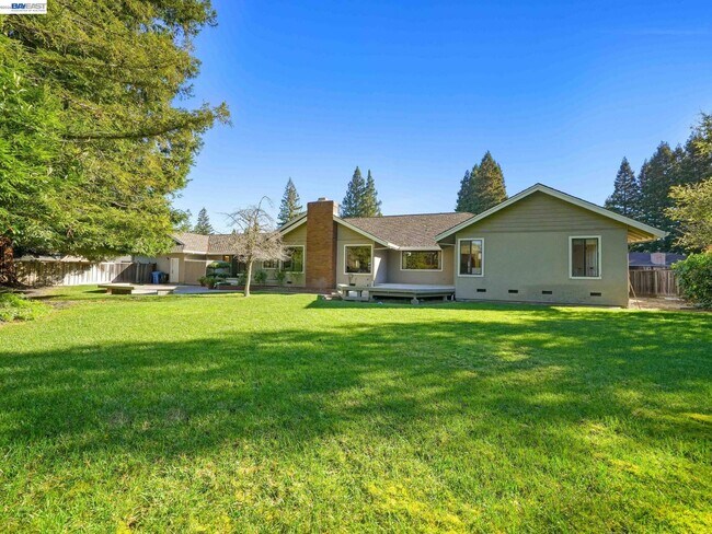 Building Photo - 261 St Paul Dr