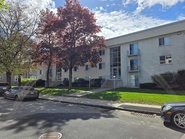 Primary Photo - 26 Inman St