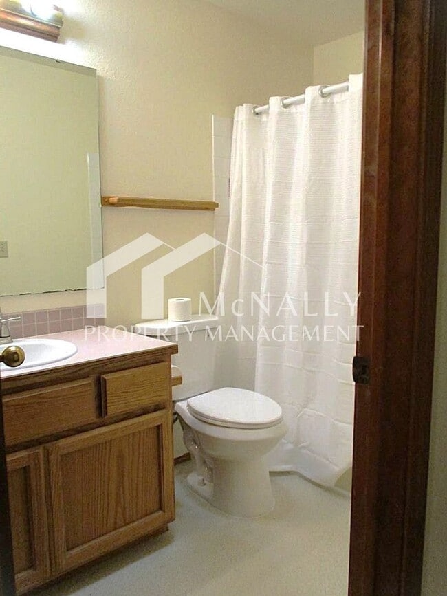 Building Photo - Beautiful 4 Bedroom 2.75 Bathroom Home in ...
