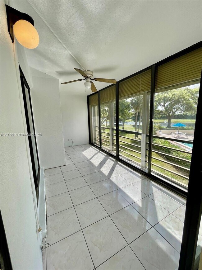 Building Photo - 2320 S Cypress Bend Dr