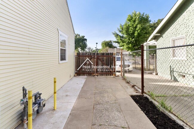 Building Photo - 1812 El Monte Ave