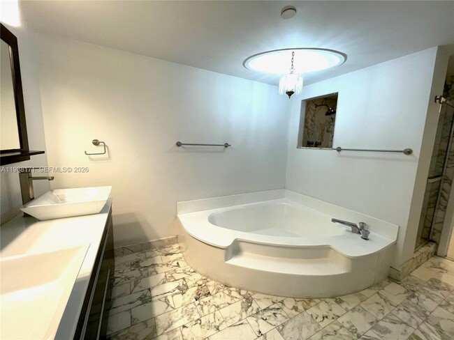 Building Photo - 2000 Towerside Terrace