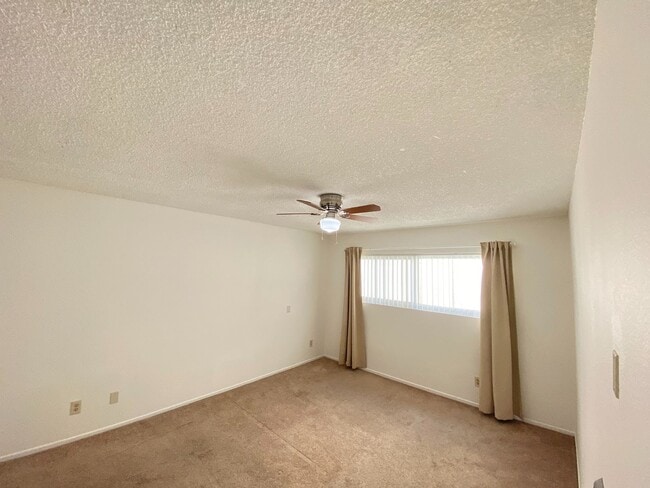 Building Photo - 1 Bedroom Condo in Pacific Beach.