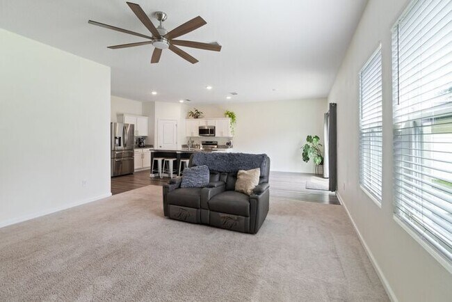 Building Photo - 4 Bed, 2.5 Bath Hidden Creek Home for Lease!