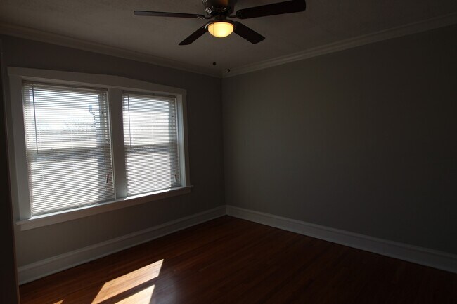 Building Photo - 2 Bed / 1 Bath Beautiful Rehabbed Apartment in Hermosa near Fullerton Bus, Restaurants & Shopping...