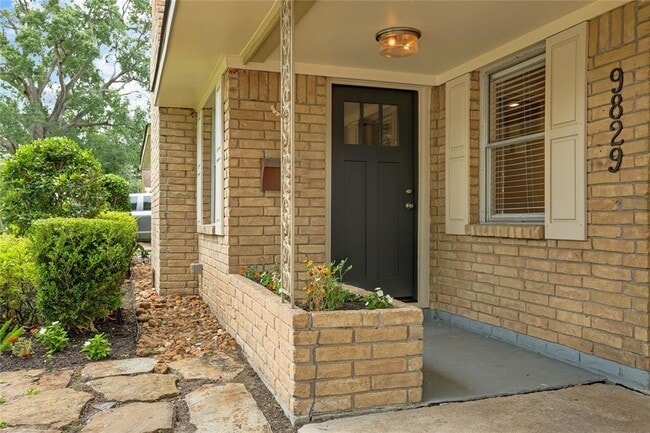 Building Photo - 9829 Larston St