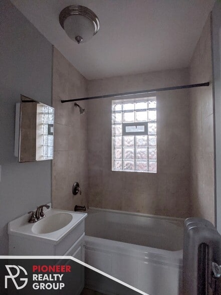 Building Photo - 546 W Surf St