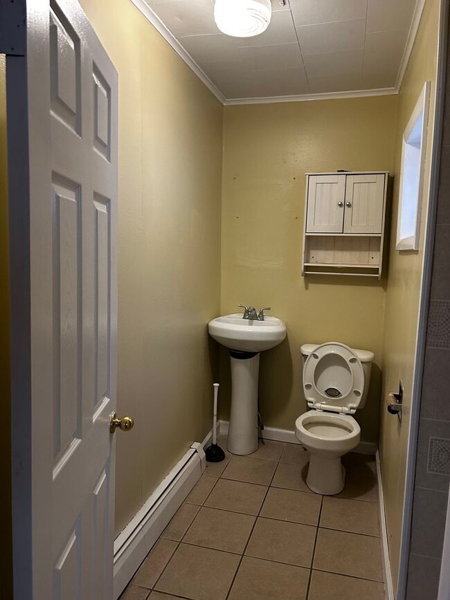 Building Photo - Welcome To This Charming 3-Bedroom, 1-Bathroom Home Located in the Heart of Carbondale, PA.