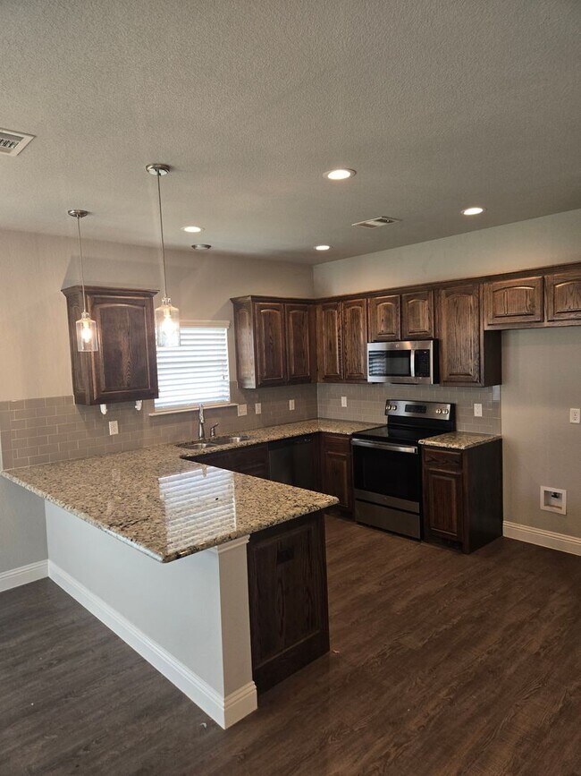 Building Photo - Beautiful 4/2 + Private Fenced Yard + Addi...
