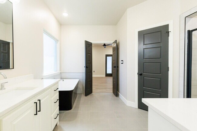 Building Photo - 5825 Grinnell St