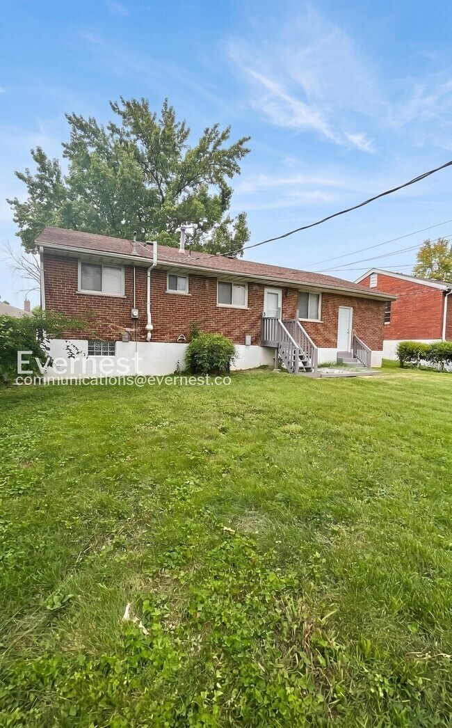 Building Photo - 3 Bed/1 Bath Home with Fenced Yard & Garage / Vouchers Accepted / Available Now!