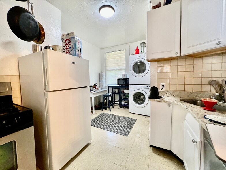 Building Photo - 4 Adella Pl