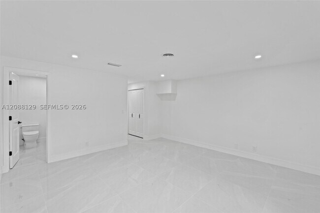 Building Photo - 719 SW 25th Ave