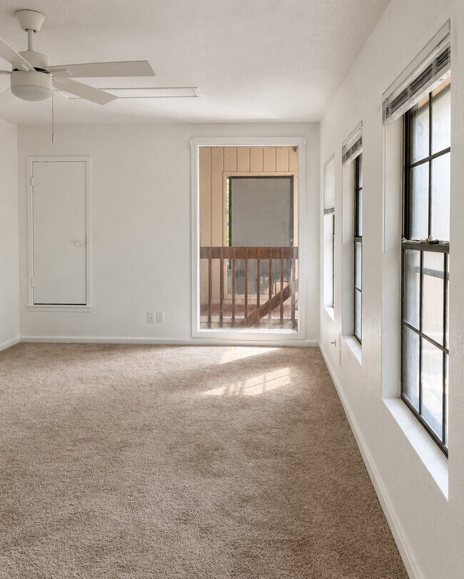 Building Photo - 2305 Lazy Lake Dr