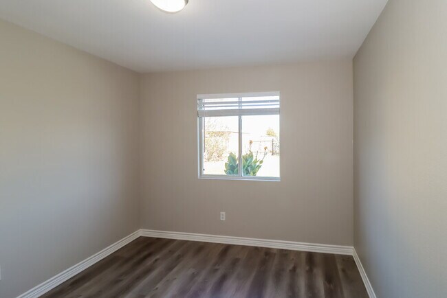 Building Photo - 121 Camellia Dr
