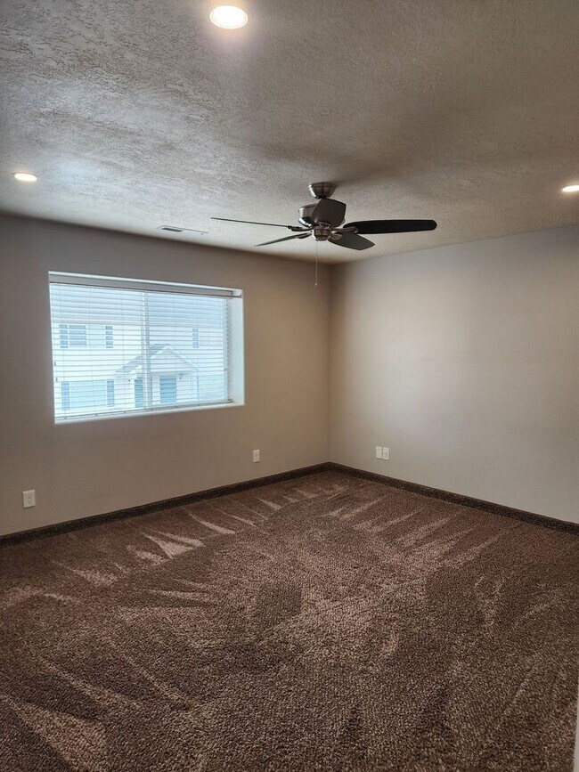 Building Photo - Charming Townhome