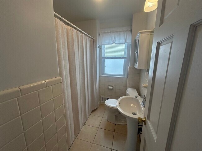 Building Photo - 46 Lawn Ave