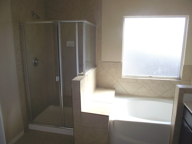 Building Photo - Sandstone Ranch Estates 4Bed/2.5bath Refri...