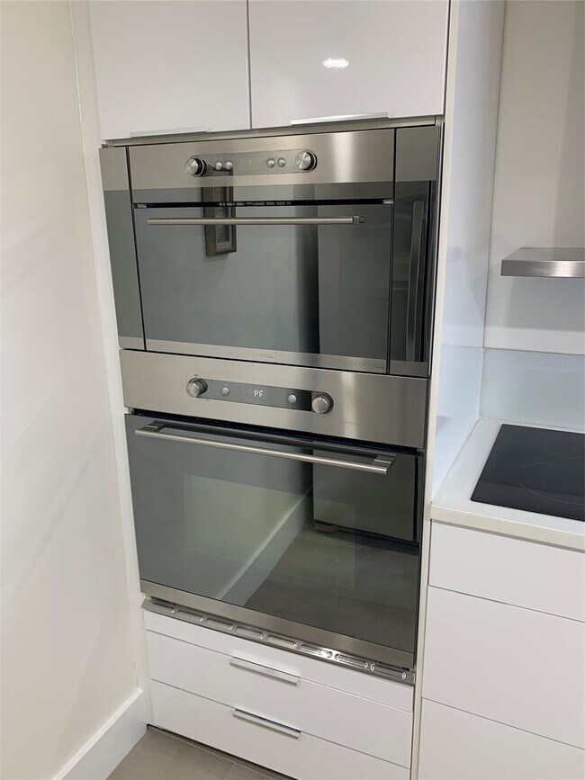 Building Photo - 1000 Parkview Dr