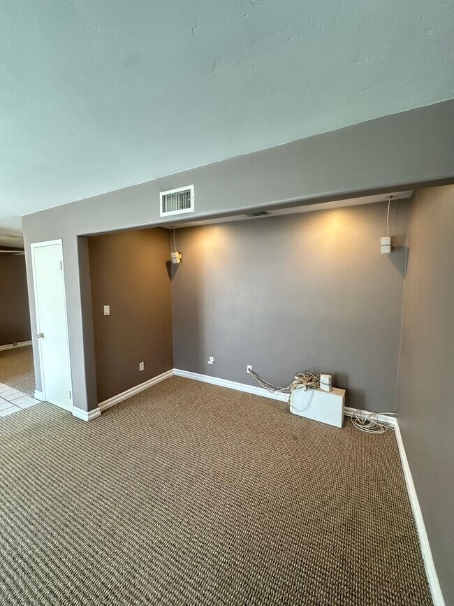 Building Photo - Beautifully landscaped 3BR/2BA house in La...